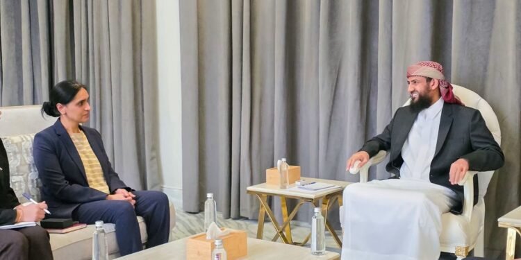 المحرّمي للسفيرة البريطانية: تحقيق السلام والاستقرار في اليمن يبدأ باستعادة الدولة ومؤسساتها وإنهاء الانقلاب