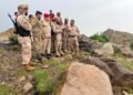 قائد المنطقة العسكرية الرابعة يتفقد الخطوط الأمامية بمحور تعز ويشيد بثبات وتضحيات منتسبي المحور