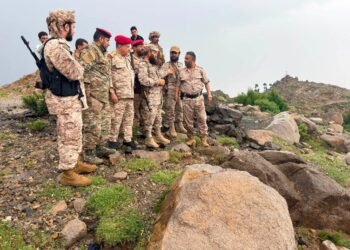 قائد المنطقة العسكرية الرابعة يتفقد الخطوط الأمامية بمحور تعز ويشيد بثبات وتضحيات منتسبي المحور