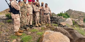 قائد المنطقة العسكرية الرابعة يتفقد الخطوط الأمامية بمحور تعز ويشيد بثبات وتضحيات منتسبي المحور
