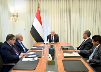 العليمي يوجه بإجراءات مشددة لضبط المنافذ ومكافحة شبكات التهريب