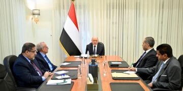 العليمي يوجه بإجراءات مشددة لضبط المنافذ ومكافحة شبكات التهريب