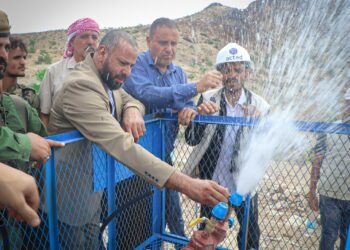 محافظ الضالع يزور مديرية الأزارق ويفتتح ويعتمد عدداً من المشاريع الخدمية