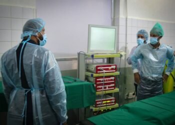 محافظ الضالع يدشن إعادة تشغيل غرفة عمليات المناظير الجراحية بمستشفى النصر