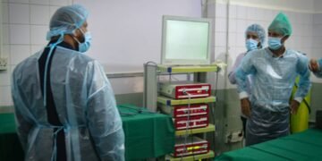 محافظ الضالع يدشن إعادة تشغيل غرفة عمليات المناظير الجراحية بمستشفى النصر