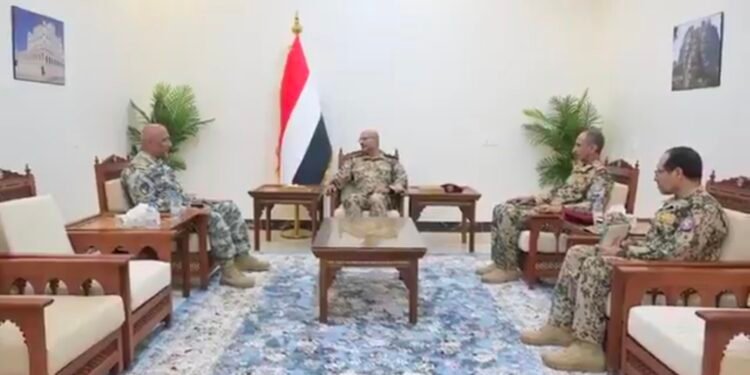 الفريق طارق صالح يستقبل في المخا رئيس مصلحة خفر السواحل