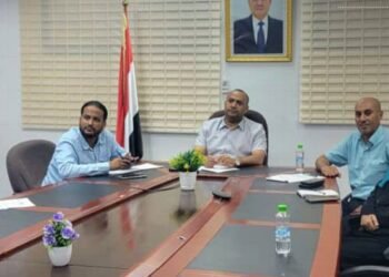 وزارة الصناعة تبحث مع هيئتي المواصفات والتقييس الخليجي تطوير جودة العسل اليمني وتهيئته للتصدير