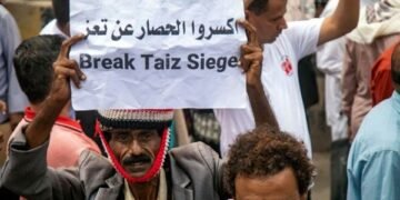 حصار تعز : أكثر من مليوني لتر ديزل و51 مقطورة غاز ومئات الناقلات ممنوعه من الدخول