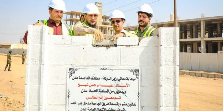 المحافظ شيخ يضع حجر الأساس لمشروع سفلتة الطريق الممتد من تقاطع طريق البريقة – بئر أحمد – الحرم الجامعي بمدينة الشعب