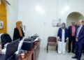 رئيس الوزراء يزور وزارة الشؤون القانونية ويؤكد على دورها في اعداد ملفات جرائم مليشيات الحوثي الإرهابية