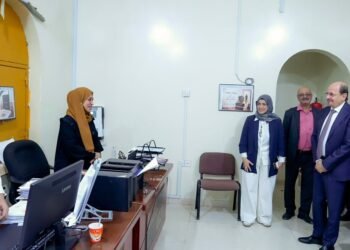 رئيس الوزراء يزور وزارة الشؤون القانونية ويؤكد على دورها في اعداد ملفات جرائم مليشيات الحوثي الإرهابية