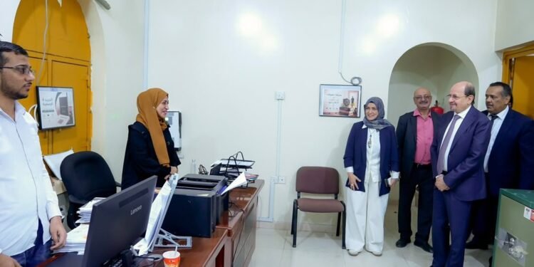 رئيس الوزراء يزور وزارة الشؤون القانونية ويؤكد على دورها في اعداد ملفات جرائم مليشيات الحوثي الإرهابية