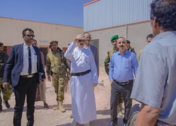 محافظ شبوة يشيد بمستوى الإنجاز ويصادق على عقد تنفيذ المرحلة الثانية بكلية المجتمع بشبوة