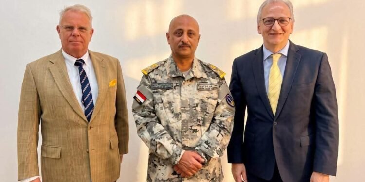 تحركات يمنية لتعزيز أمن الممرات البحرية.. القملي يبحث مع 3 سفراء دوليين مواجهة التهديدات في البحر الأحمر وخليج عدن